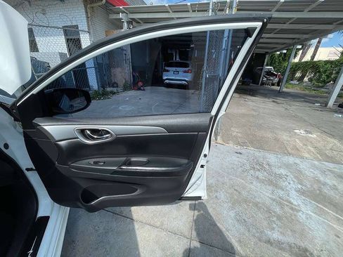 Used 2015 Nissan Sentra SR w/ SR Premium Package FWD image 9