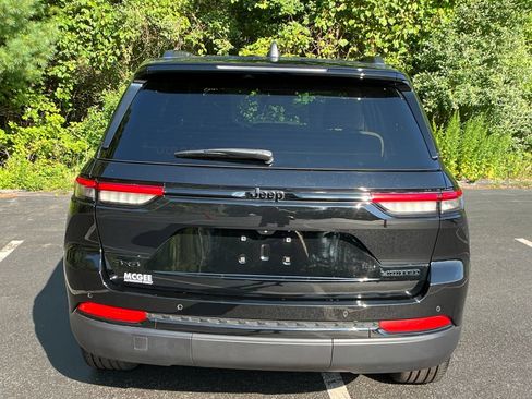 Used 2024 Jeep Grand Cherokee Limited w/ Black Appearance Package AWD/4WD image 4