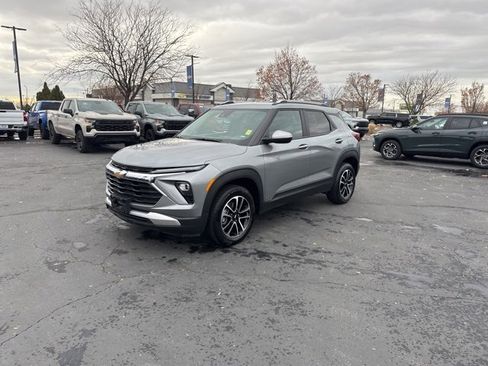 Used 2025 Chevrolet TrailBlazer LT image 3