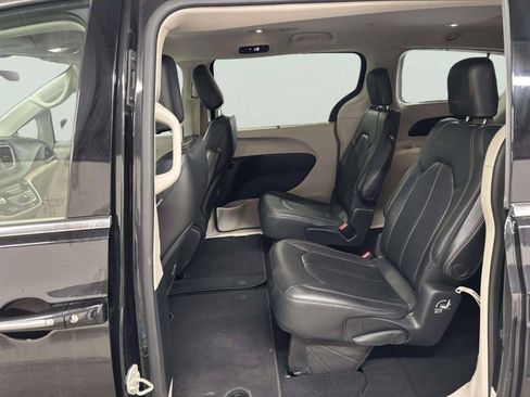 Used 2020 Chrysler Pacifica Touring-L FWD image 13
