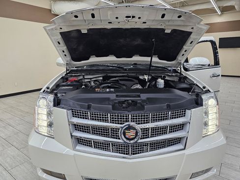 Used 2013 Cadillac Escalade ESV Platinum RWD image 45