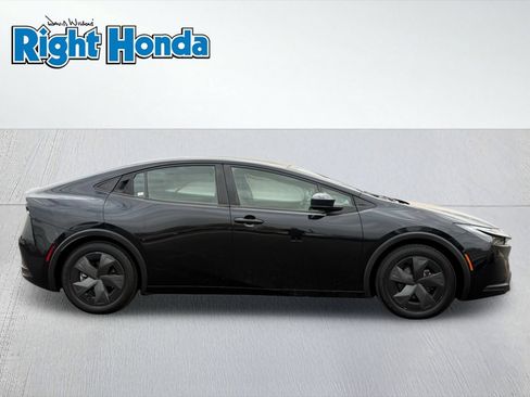 Used 2025 Toyota Prius LE FWD image 9