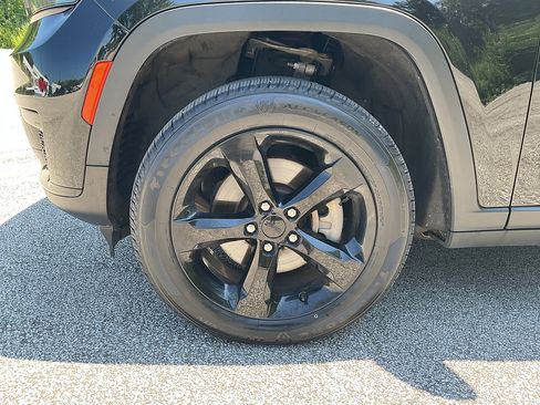 Used 2024 Jeep Grand Cherokee L Altitude AWD/4WD image 16