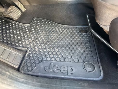 Used 2023 Jeep Renegade Latitude image 32