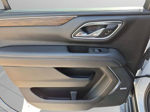 Used 2021 Chevrolet Suburban Premier w/ Premium Package image 17