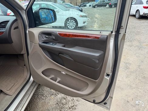 Used 2012 Chrysler Town & Country Touring-L w/ Driver Convenience Group image 16