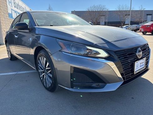 Used 2024 Nissan Altima 2.5 SV image 2