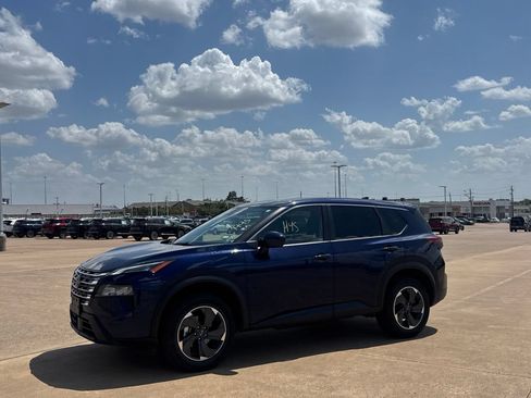 Certified 2025 Nissan Rogue SV FWD image 11