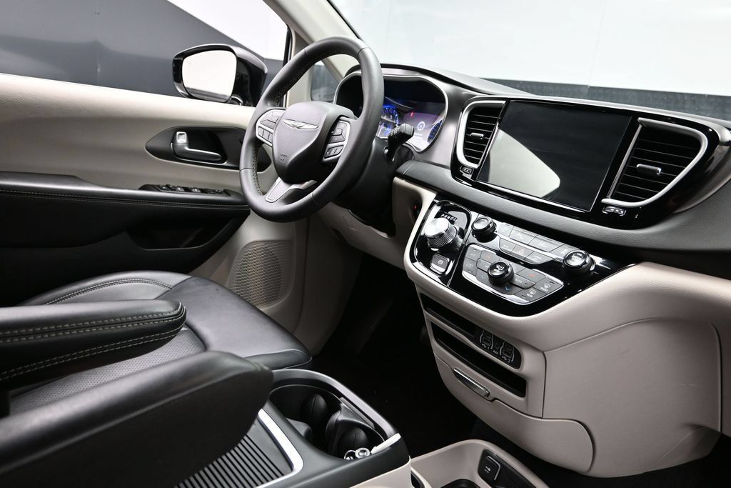Used 2024 Chrysler Pacifica Touring-L FWD image 13