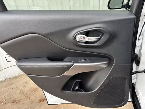 Used 2019 Jeep Cherokee Latitude w/ Popular Appearance Group image 27