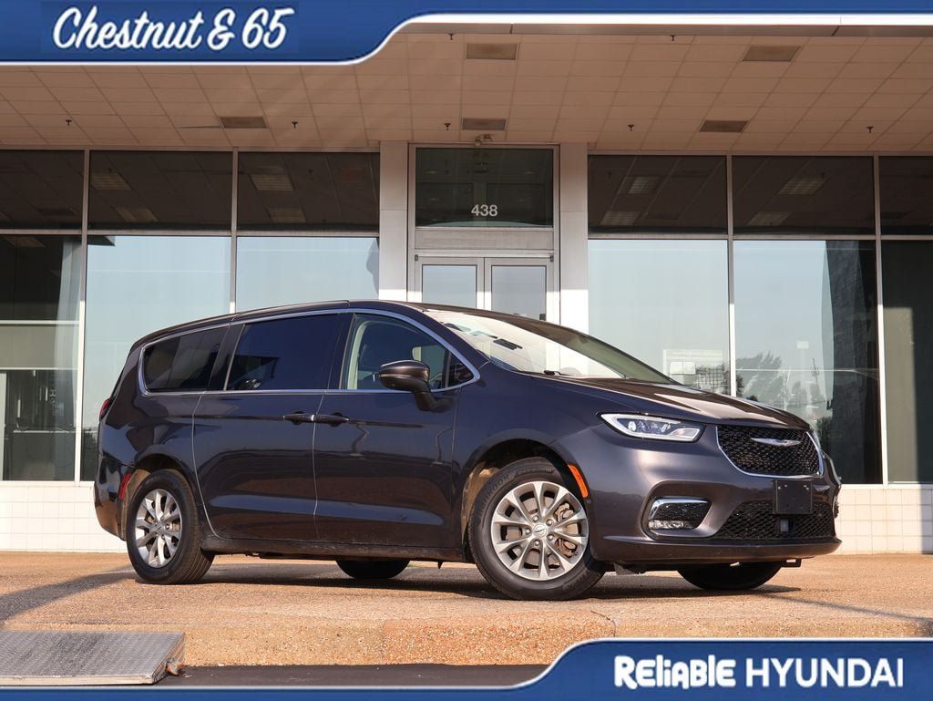 Used 2023 Chrysler Pacifica Touring-L AWD/4WD image 2