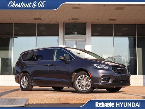 Used 2023 Chrysler Pacifica Touring-L AWD/4WD image 2