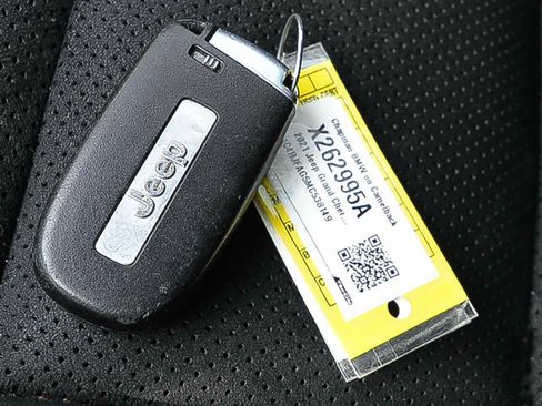 Used 2021 Jeep Grand Cherokee Laredo X AWD/4WD image 16