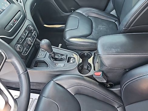 Used 2019 Jeep Cherokee Latitude Plus w/ Comfort/Convenience Group image 25