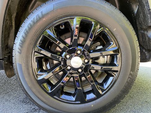 Used 2020 Jeep Cherokee Latitude FWD image 38