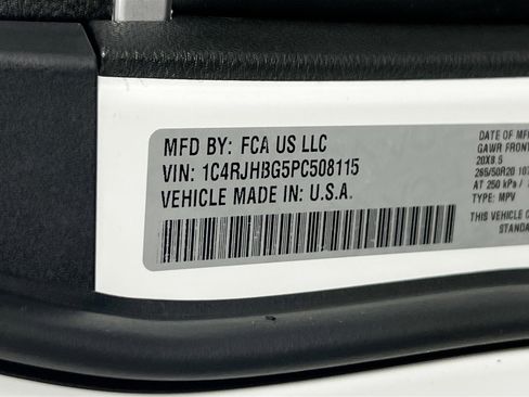 Used 2023 Jeep Grand Cherokee Limited w/ Luxury Tech Group II AWD/4WD image 31