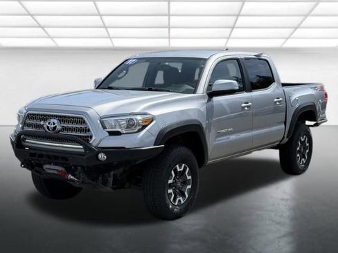 Used 2017 Toyota Tacoma TRD Off-Road AWD/4WD image 5