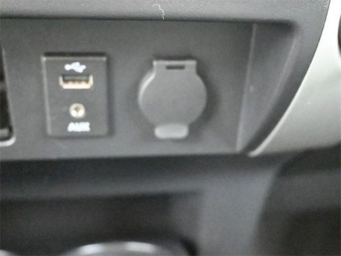 Used 2018 Nissan Titan SV image 30