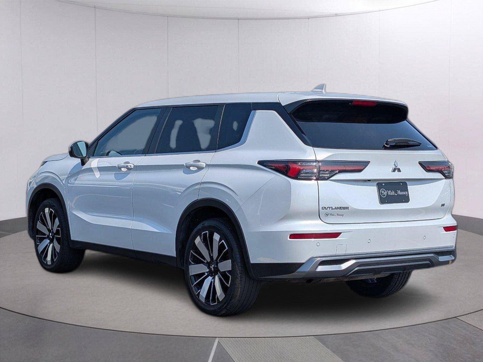 Used 2025 Mitsubishi Outlander SE AWD/4WD image 3