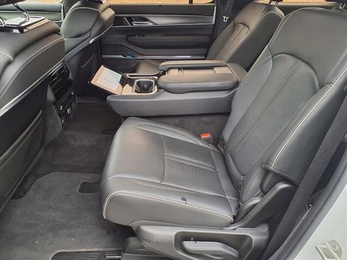 Used 2023 Jeep Grand Wagoneer Series II image 8