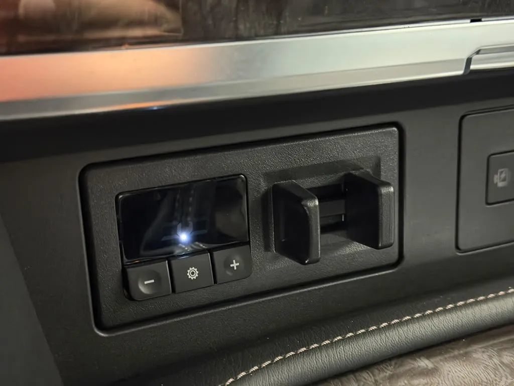 Used 2022 Nissan Armada Platinum w/ Captain's Chairs Package RWD image 45