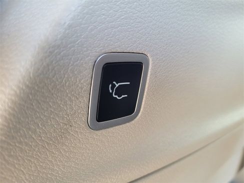 Used 2024 Chrysler Pacifica Touring-L image 30