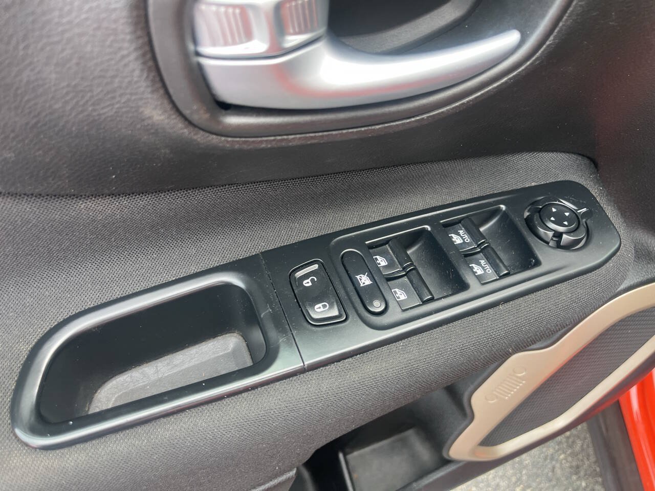 Used 2015 Jeep Renegade Latitude AWD/4WD image 15