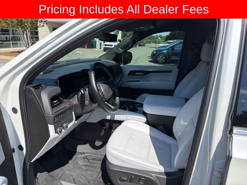 Used 2025 Chevrolet Suburban Premier AWD/4WD image 3