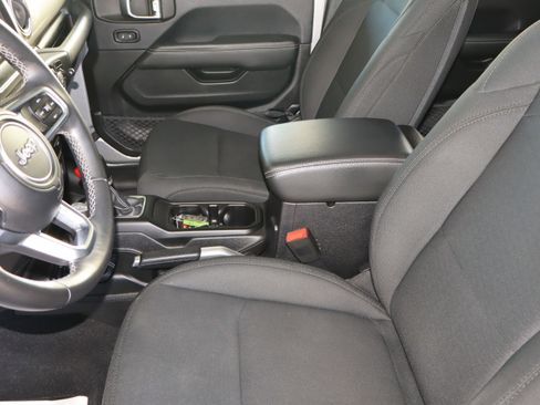 Used 2018 Jeep Wrangler Unlimited Sahara image 23