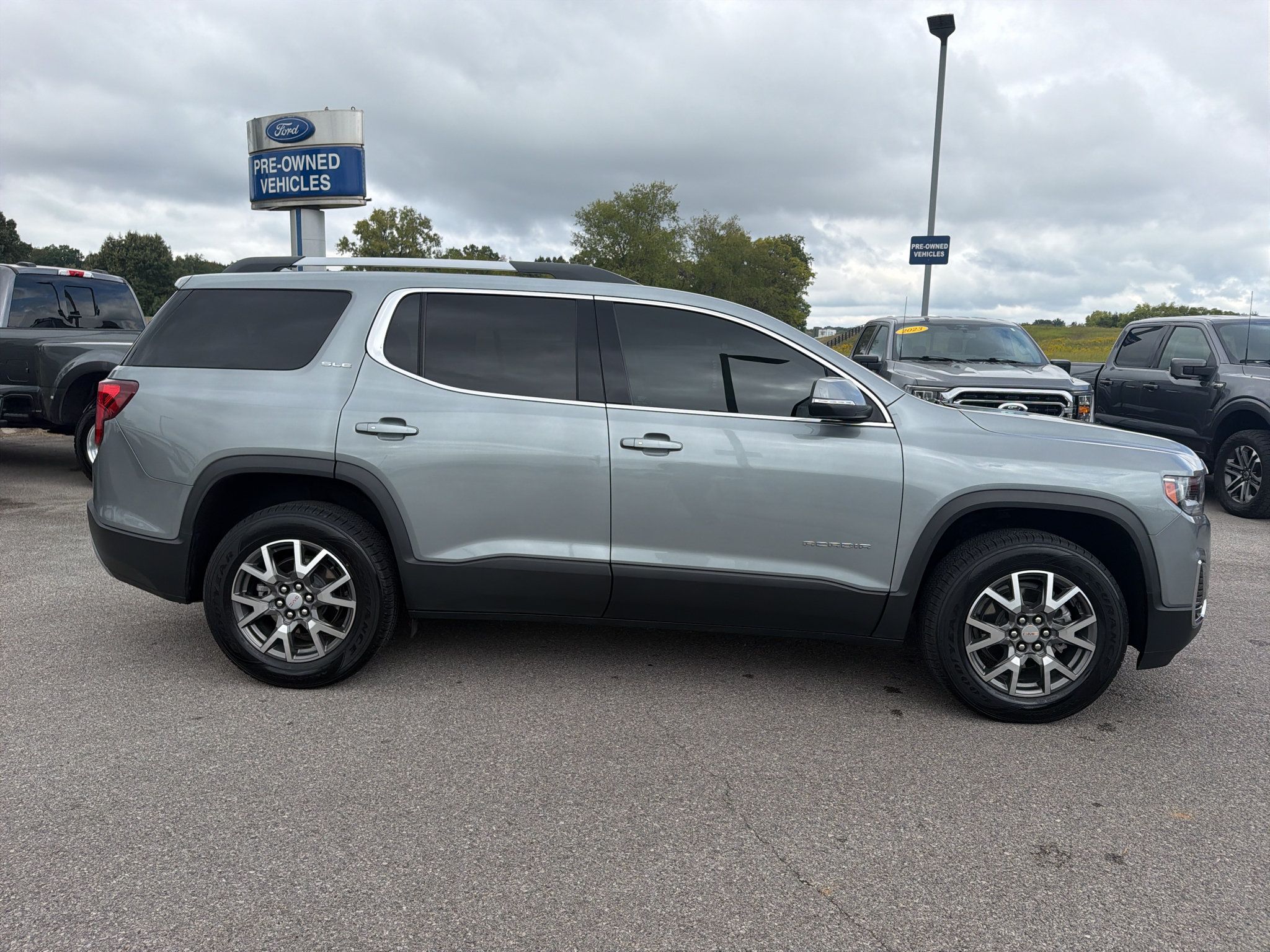 Used 2023 GMC Acadia SLE w/ Driver Convenience Package FWD image 4