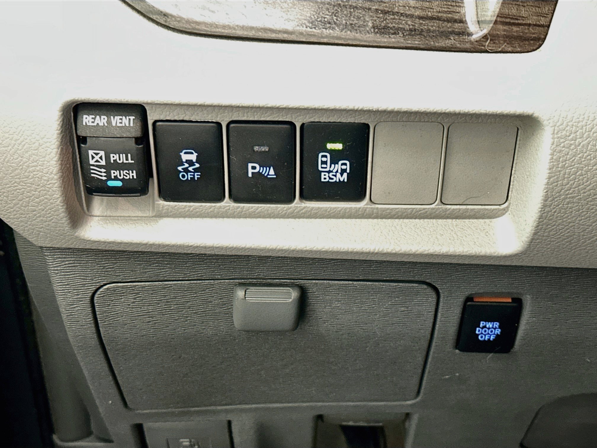Used 2016 Toyota Sienna XLE w/ XLE Navigation Package FWD image 17