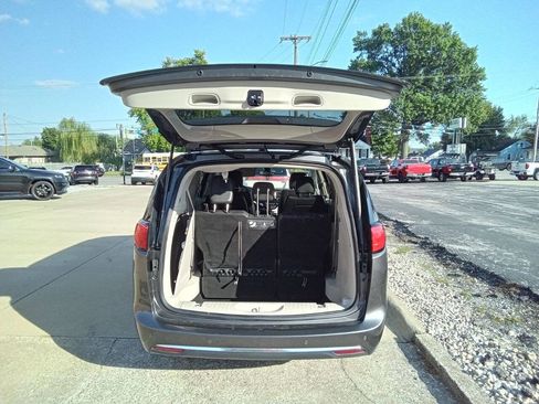 Used 2017 Chrysler Pacifica Touring-L image 10