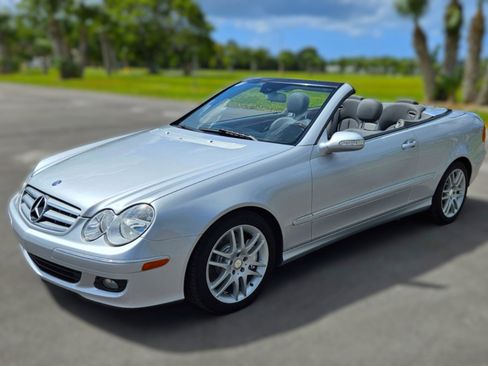 Used 2009 Mercedes-Benz CLK 350 Cabriolet w/ Appearance Pkg image 2