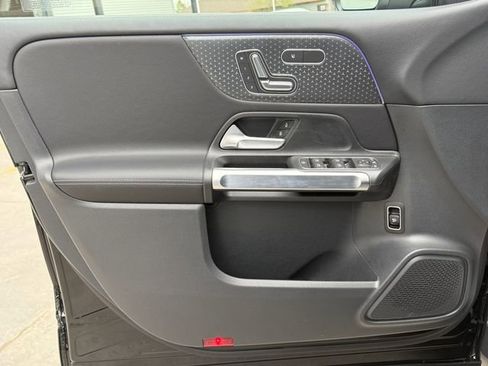 Used 2025 Mercedes-Benz GLB 250 4MATIC image 12