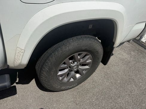 Used 2019 Toyota Tacoma SR5 AWD/4WD image 5