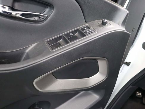 Used 2024 Nissan Frontier SV w/ SV Convenience Package image 14