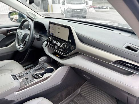 Used 2023 Toyota Highlander Limited AWD/4WD image 31