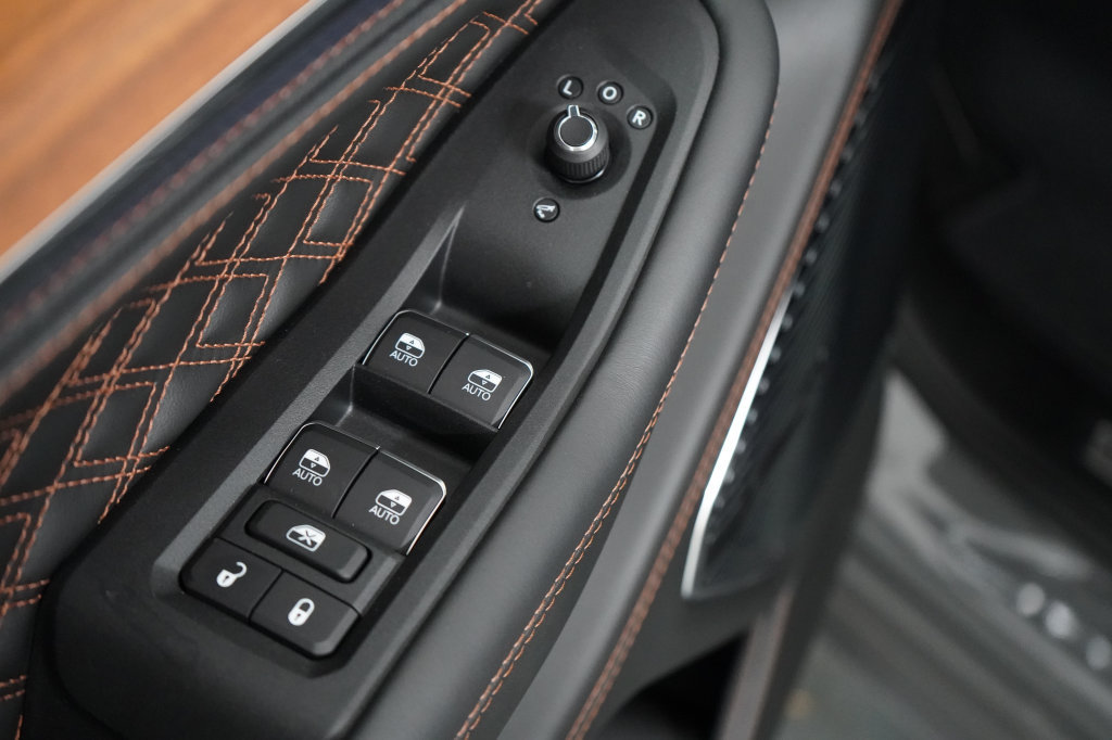 Used 2024 Chrysler Pacifica Limited w/ Uconnect Theater Family Group FWD image 13
