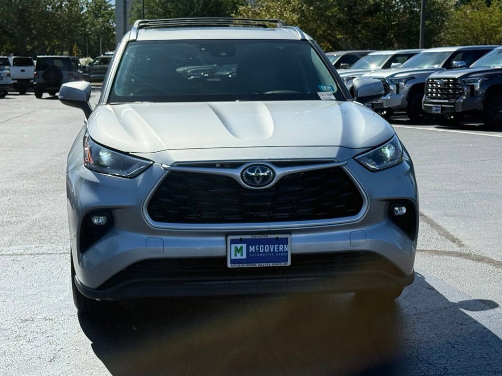 Used 2021 Toyota Highlander XLE AWD/4WD image 12