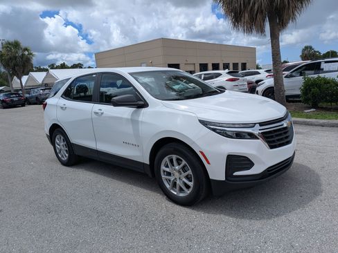 Used 2022 Chevrolet Equinox LS FWD image 2