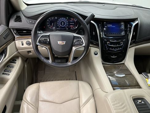 Used 2018 Cadillac Escalade ESV Premium Luxury AWD/4WD image 16