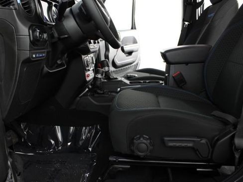 Used 2025 Jeep Wrangler Unlimited Rubicon 4xe w/ Convenience Group AWD/4WD image 15