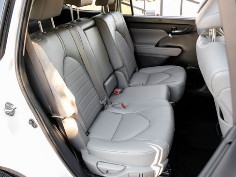 Used 2022 Toyota Highlander XLE image 47