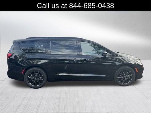 New 2026 Chrysler Pacifica Limited w/ S Appearance Package image 4