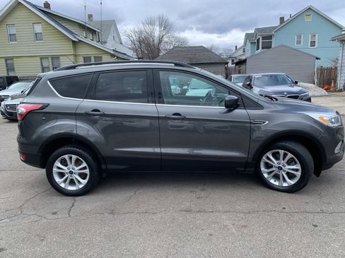 Used 2017 Ford Escape SE w/ Equipment Group 201A image 4