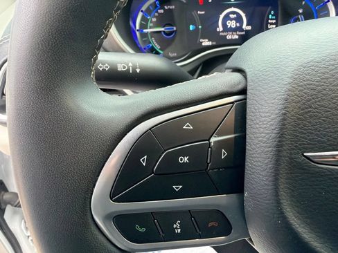 Used 2024 Chrysler Pacifica Limited FWD image 19