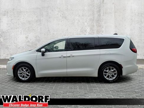 Used 2023 Chrysler Pacifica Touring-L image 4