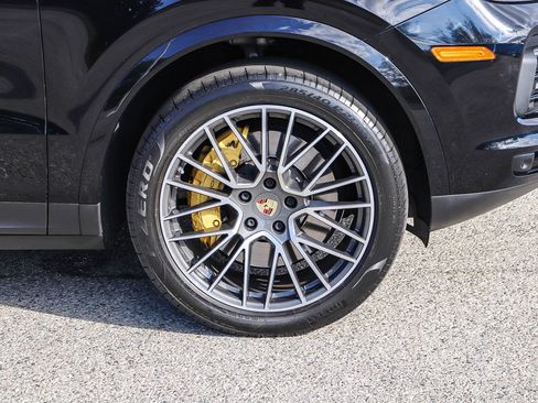 Used 2021 Porsche Cayenne Coupe image 12