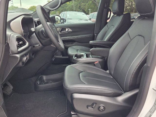 New 2027 Chrysler Pacifica Select FWD image 11