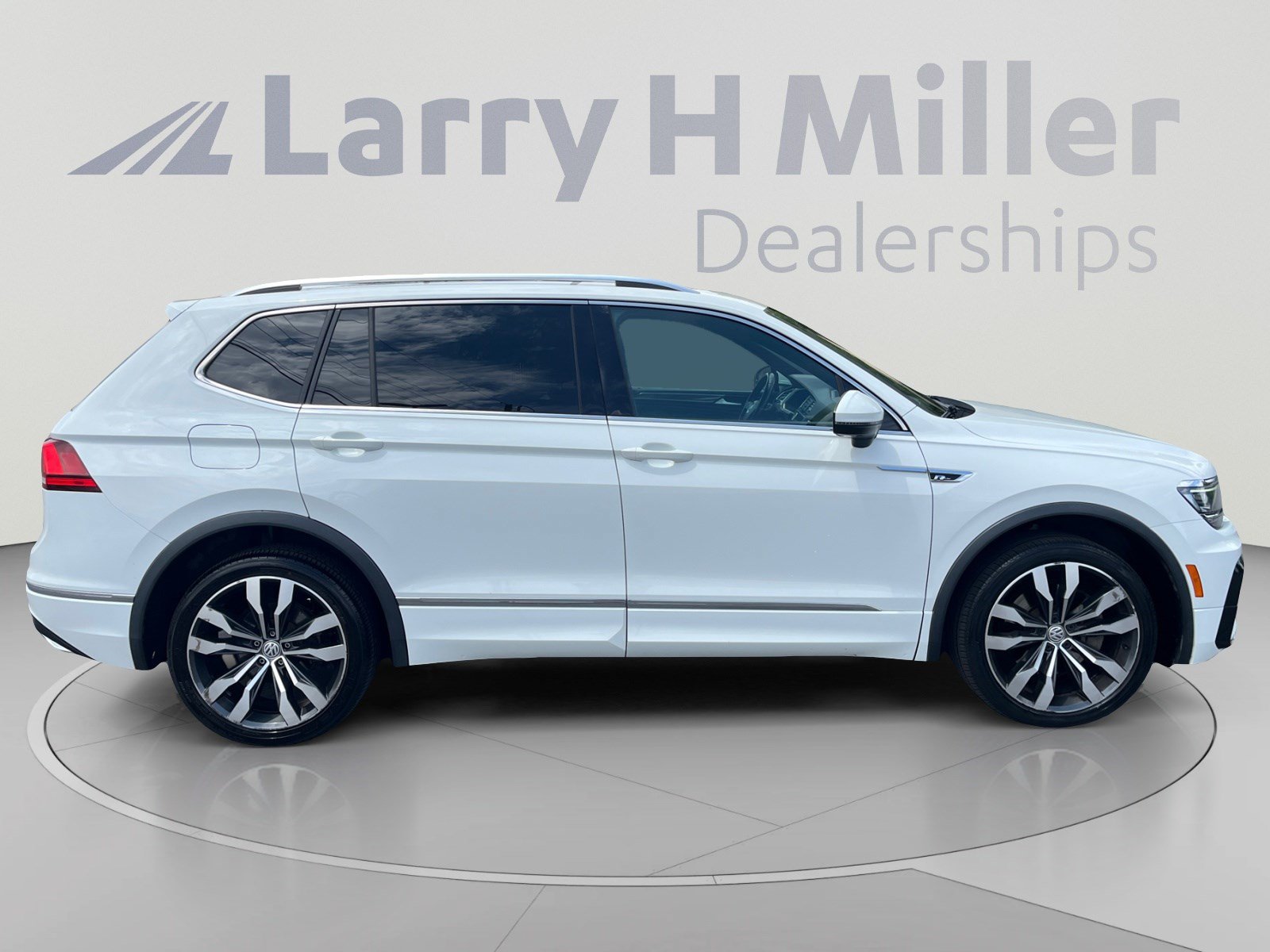 Used 2020 Volkswagen Tiguan SEL Premium R-Line w/ 3rd Row Seat Package AWD/4WD image 6
